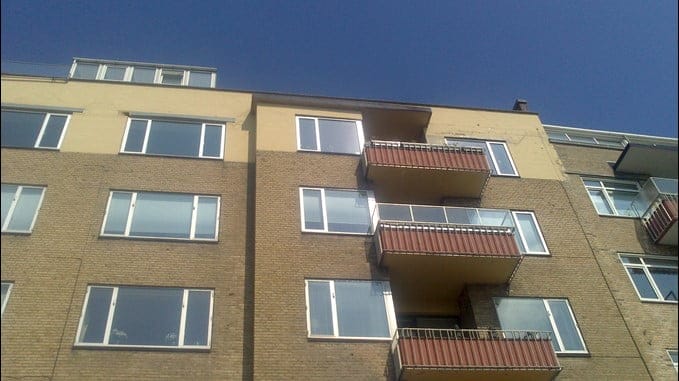 Moderne lejlighedsbygning med altaner og store vinduer