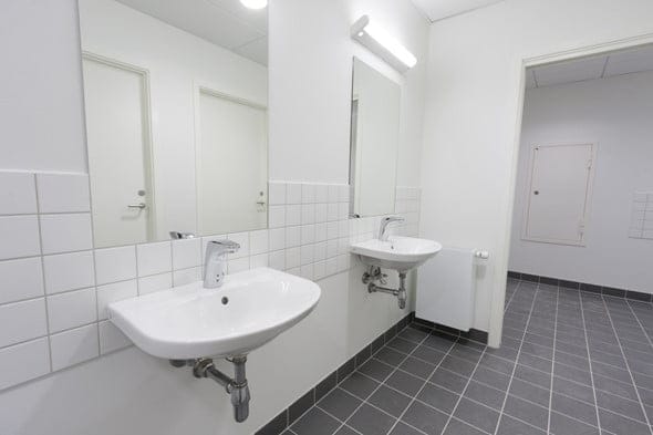 Moderne badeværelse med to håndvaske og spejle