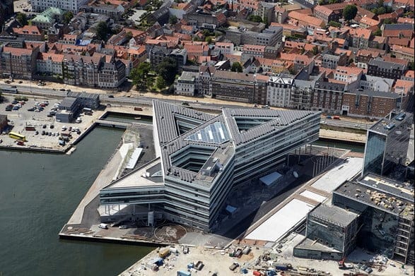 Moderne bygning ved havnefronten i Aarhus