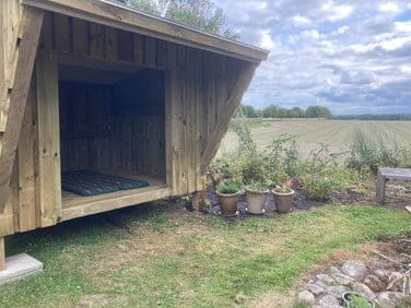 Træly i naturen med udsigt over mark